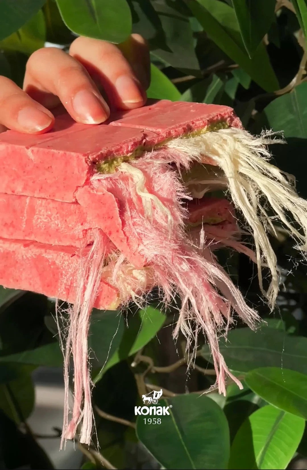 Elegant and artisanal — the Angel Hair chocolate bar by Konak, with a smooth layer of white chocolate and premium Antep pistachios.