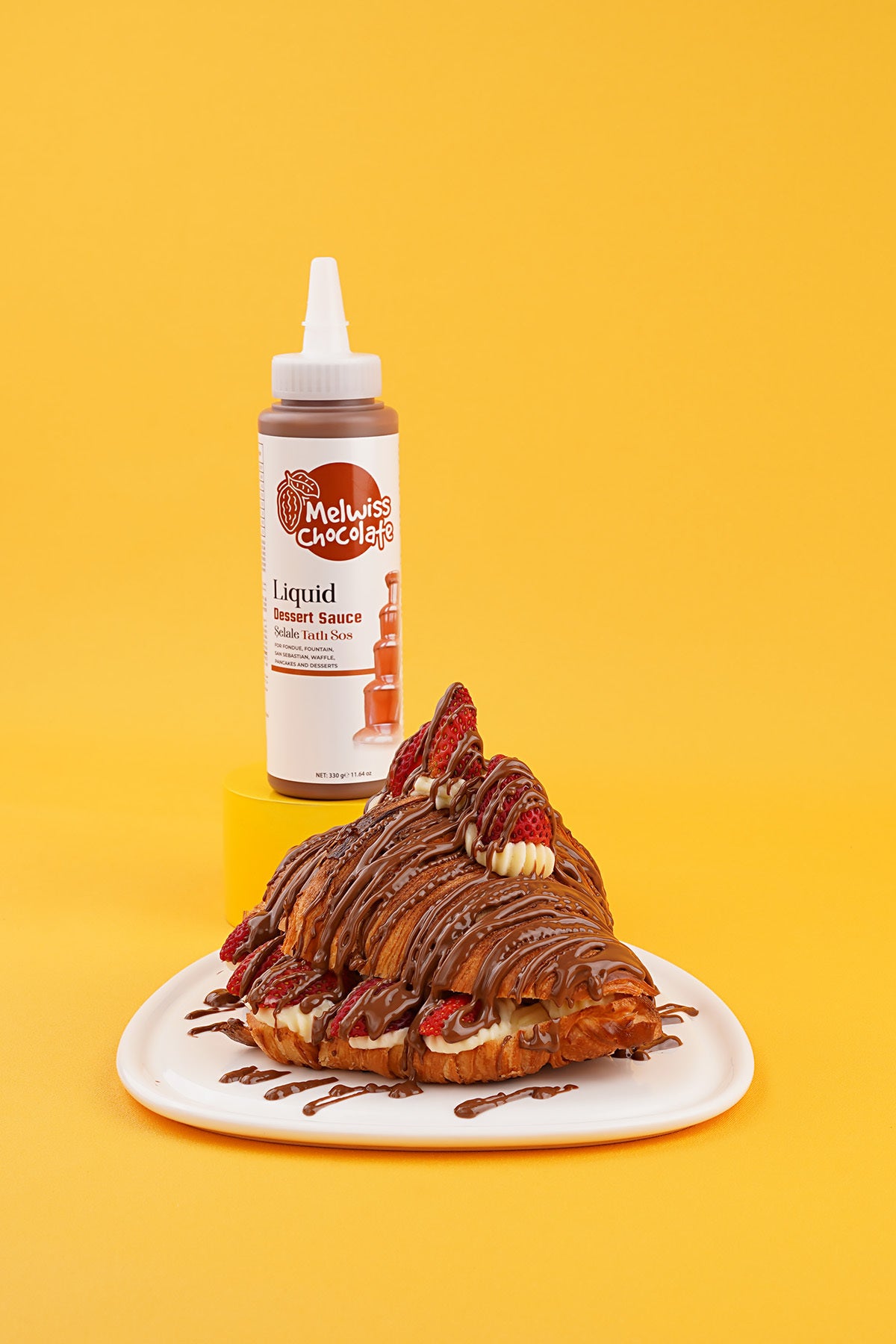 Take your desserts to the next level with Melwiss Chocolate Fondue Selale Dessert Sauce.
