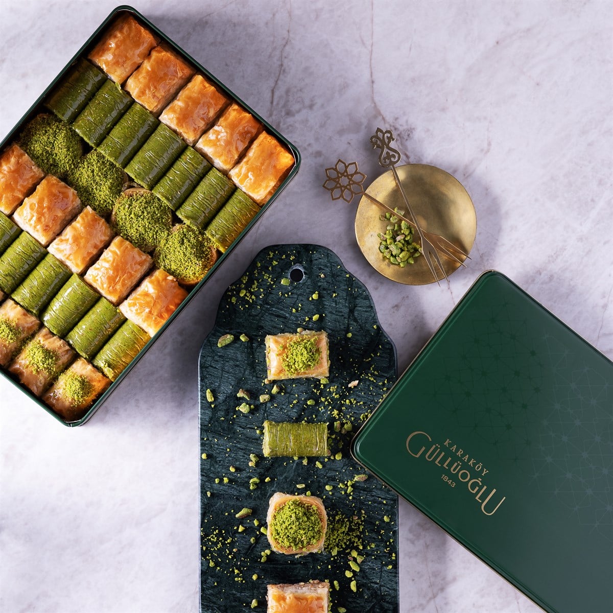 Mixed Baklava in Metal Tin brings together a hand‑selected assortment of Türkiye’s most loved baklava varieties in one elegant gift box.