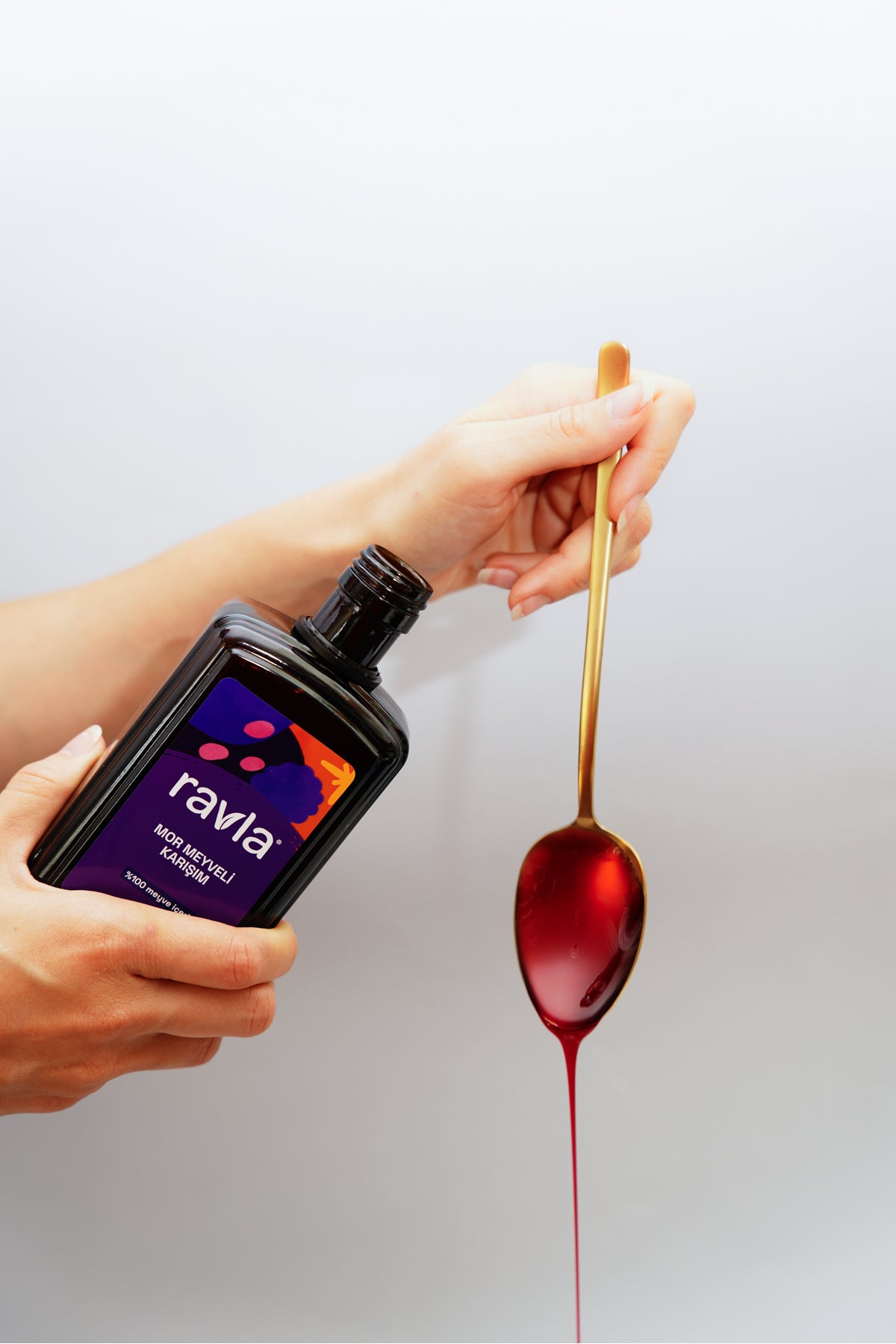 Ravla Purple Fruit Mix brings together a vibrant selection of purple-toned fruits in one convenient pack.