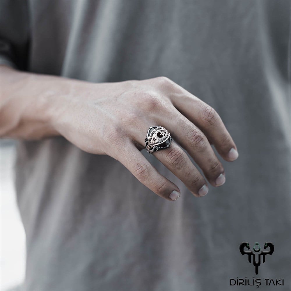 Make a bold statement with this Turkish Sterling Silver Mens Ring with Red Zircon, designed around the powerful crescent and star motif.