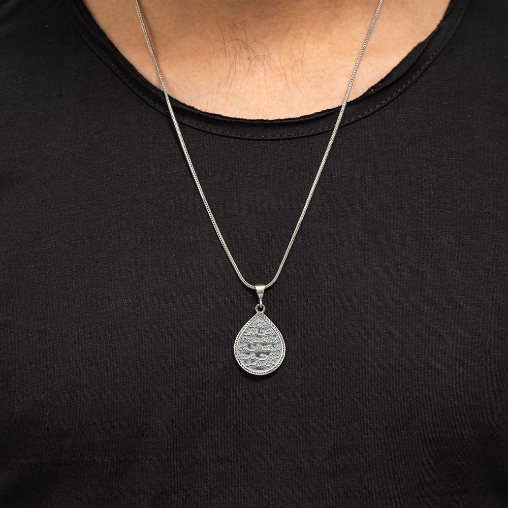 Rooted in centuries of spiritual tradition, this Turkish Sterling Silver Necklace with Kitmir Prayer features a meaningful drop motif engraved with the revered Kitmir prayer.