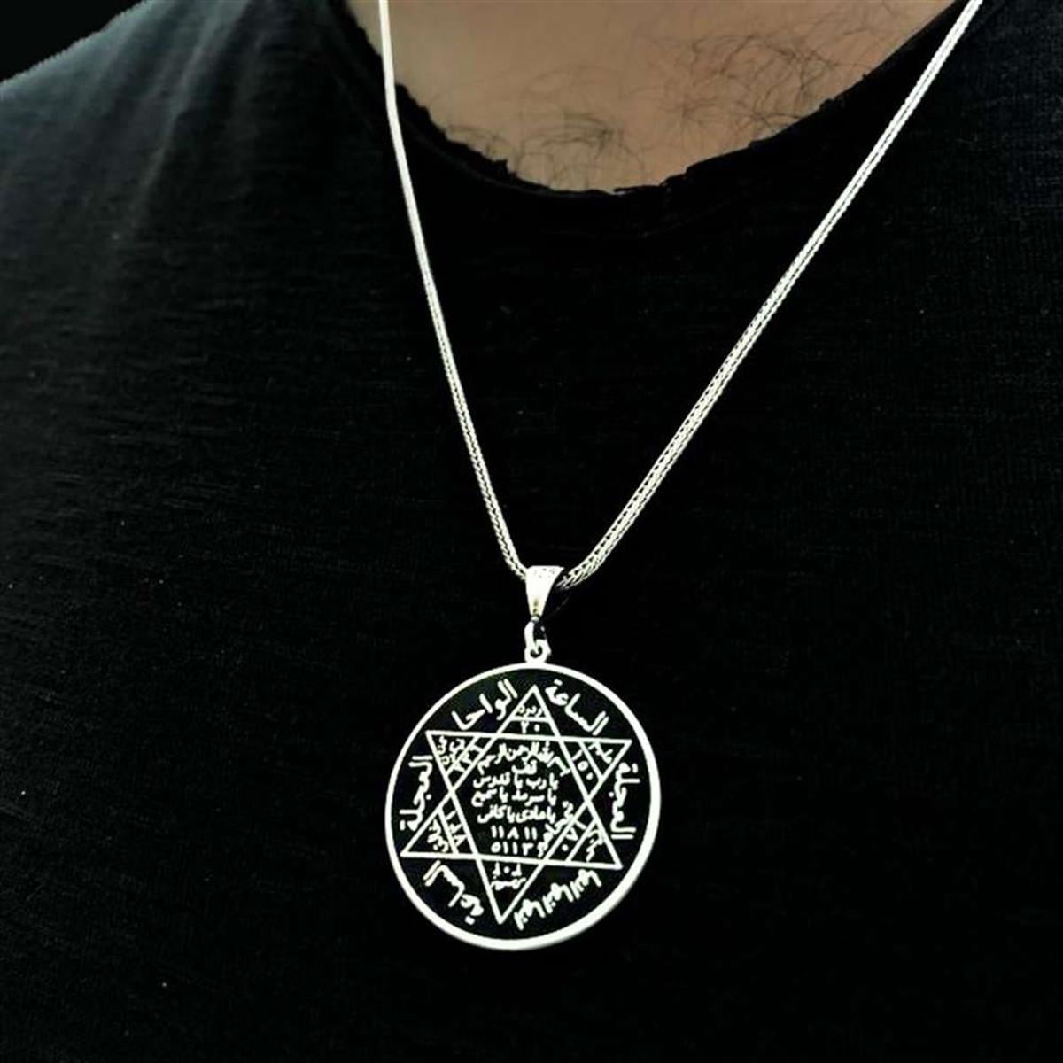 Turkish Sterling Silver Solomon Seal Necklace featuring sacred Quranic verses is a meaningful piece of jewelry that unites spiritual symbolism with refined craftsmanship.