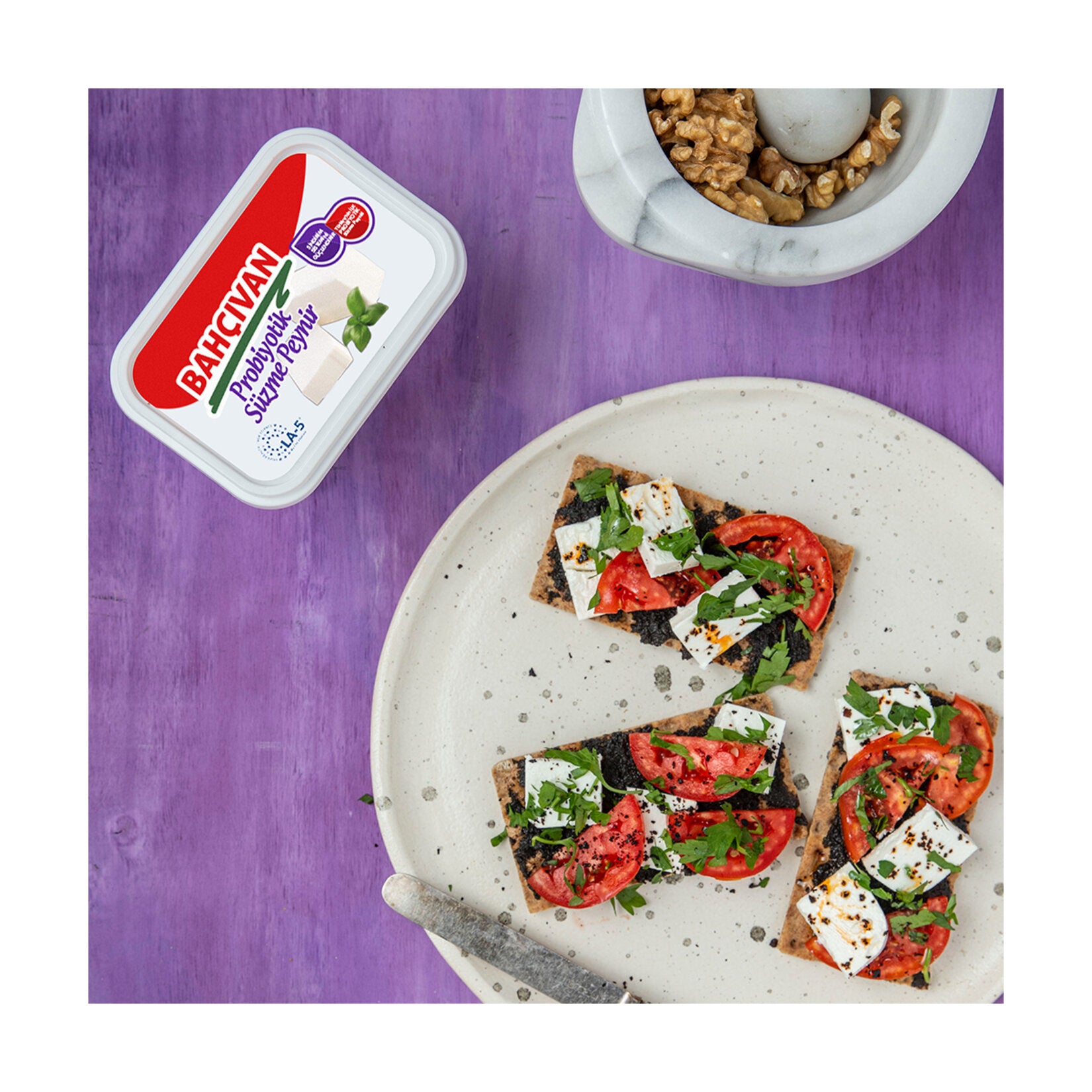 Bahçıvan Tam Yağlı Probiyotik Süzme Beyaz Peynir is a rich and creamy Turkish-style strained white cheese made from pasteurized cow’s milk.