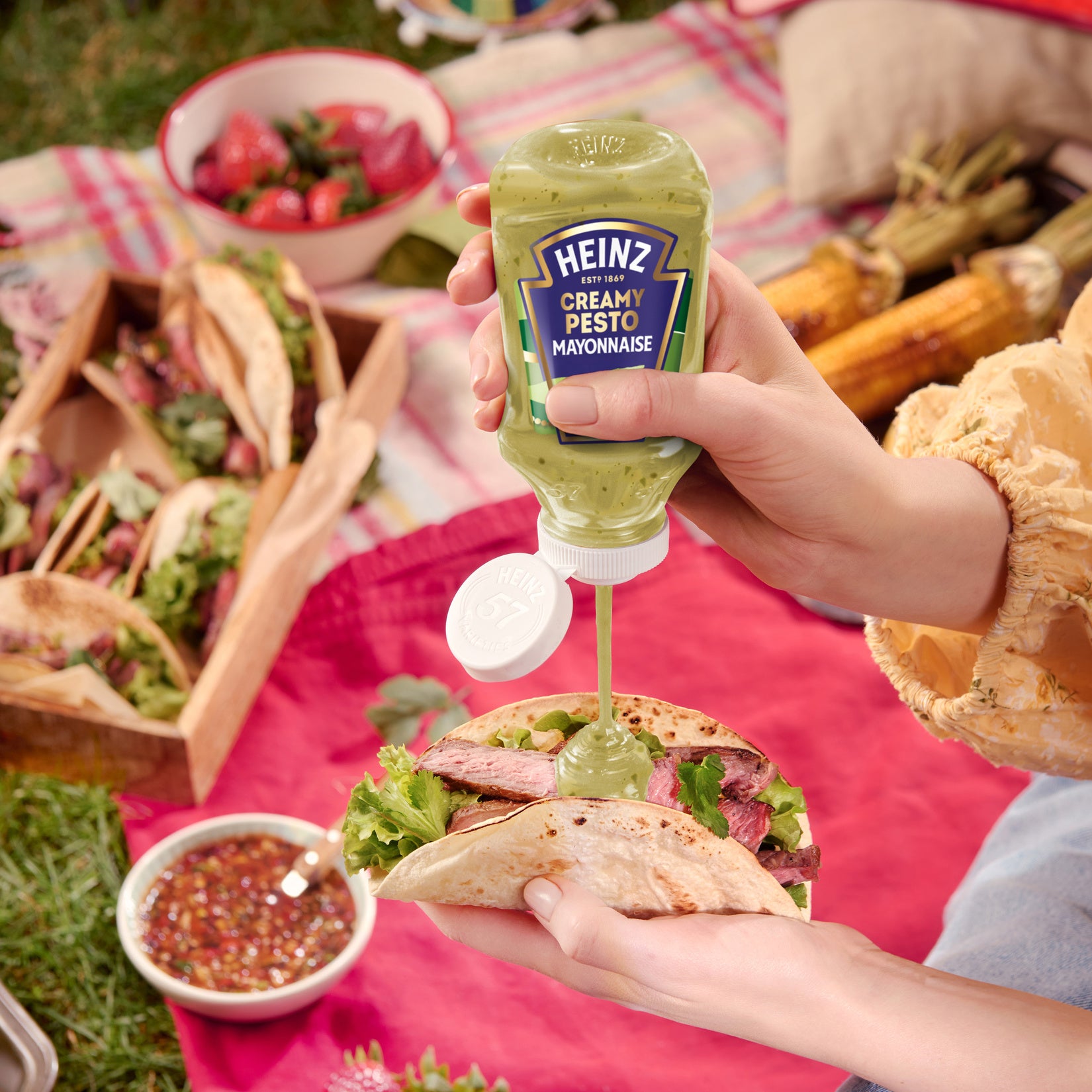Heinz Pesto Mayonnaise brings together the creamy richness of classic mayonnaise with the fresh, aromatic taste of basil pesto.