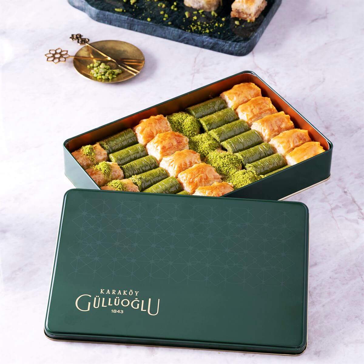 Mixed Baklava in Metal Tin brings together a hand‑selected assortment of Türkiye’s most loved baklava varieties in one elegant gift box.