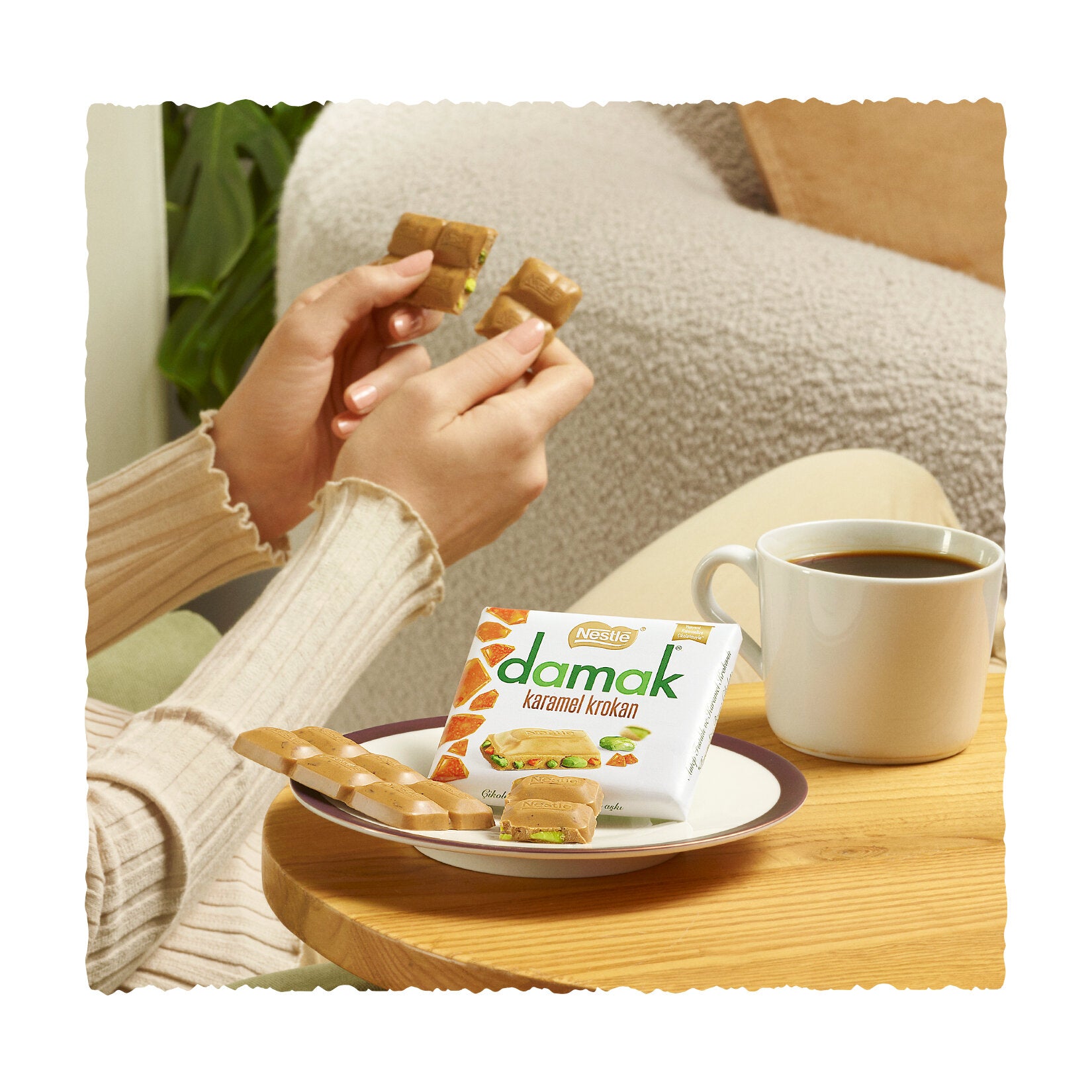 Nestle Damak Caramel Croquant Pistachio White Chocolate Bar combines the rich, creamy taste of caramelized white chocolate with the crunch of buttery croquant and the nutty flavor of premium Antep pistachios.