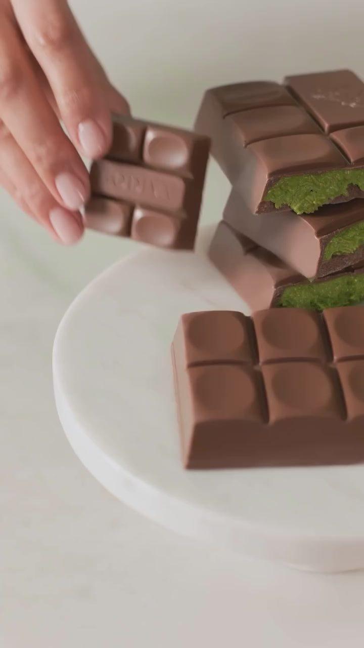 Godiva Premium Dubai Chocolate with Crispy Kadaifi and Pistachio Filling 6.3 oz (180 G)