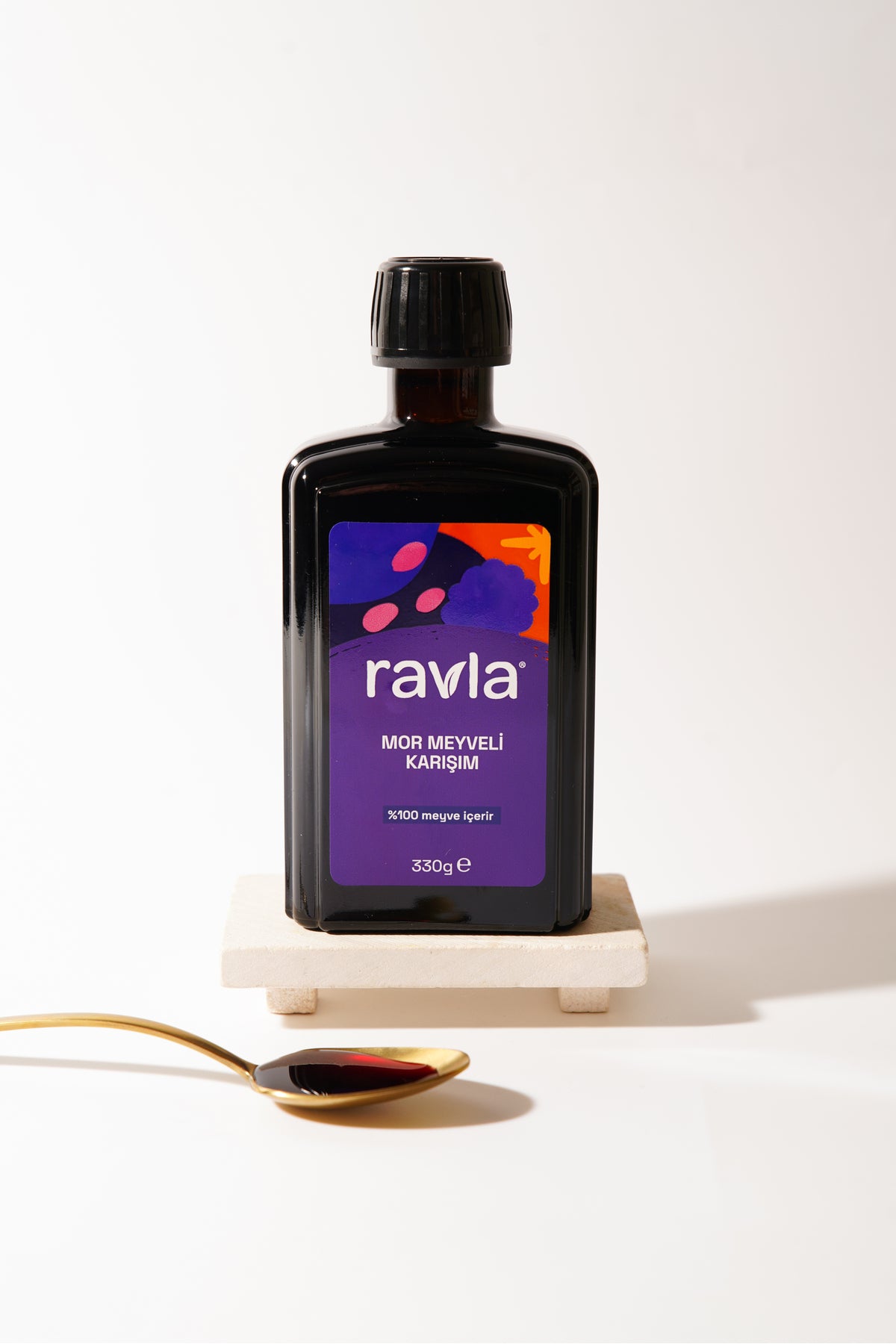 Ravla Purple Fruit Mix brings together a vibrant selection of purple-toned fruits in one convenient pack.