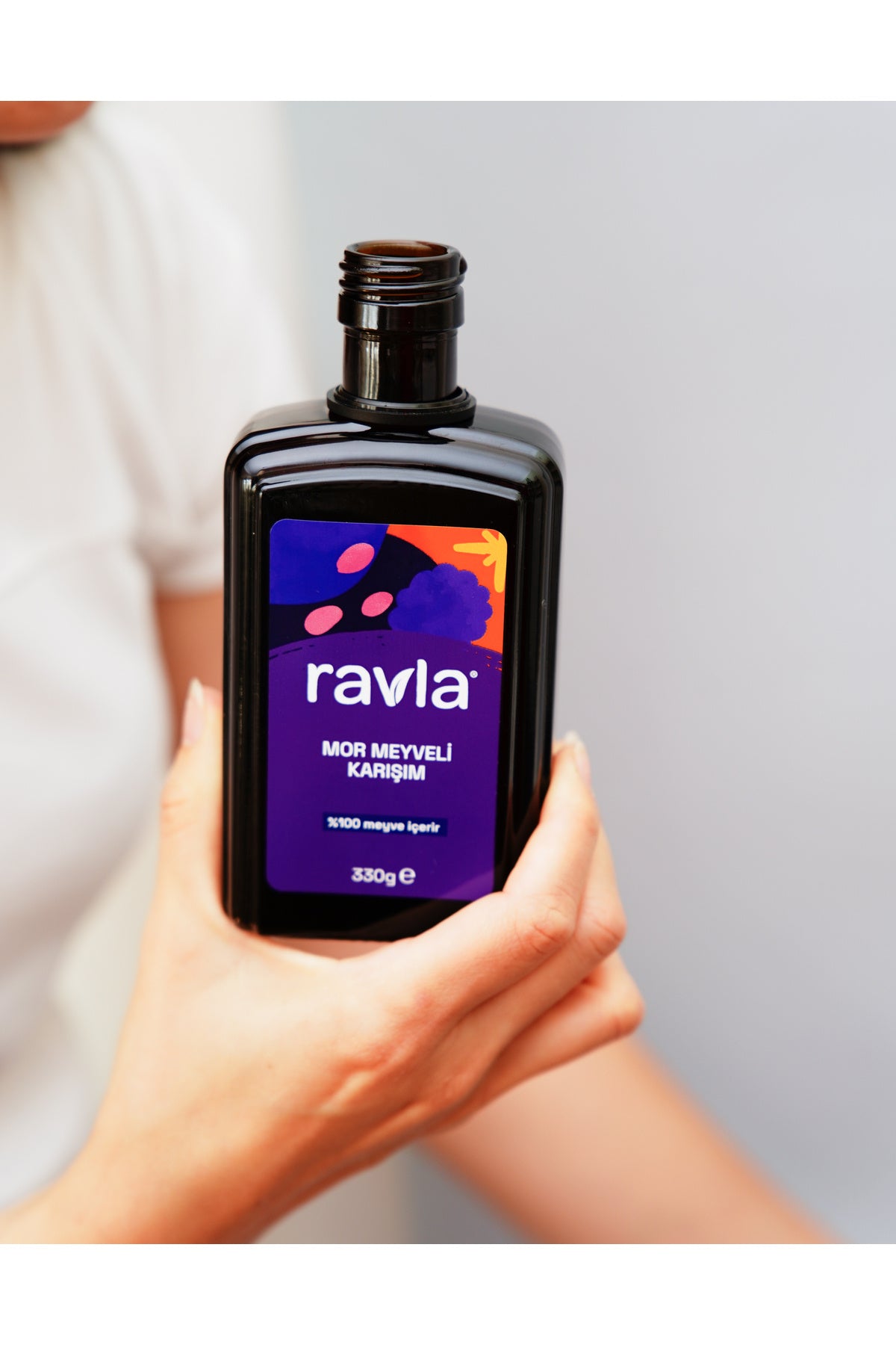 Ravla Purple Fruit Mix brings together a vibrant selection of purple-toned fruits in one convenient pack.