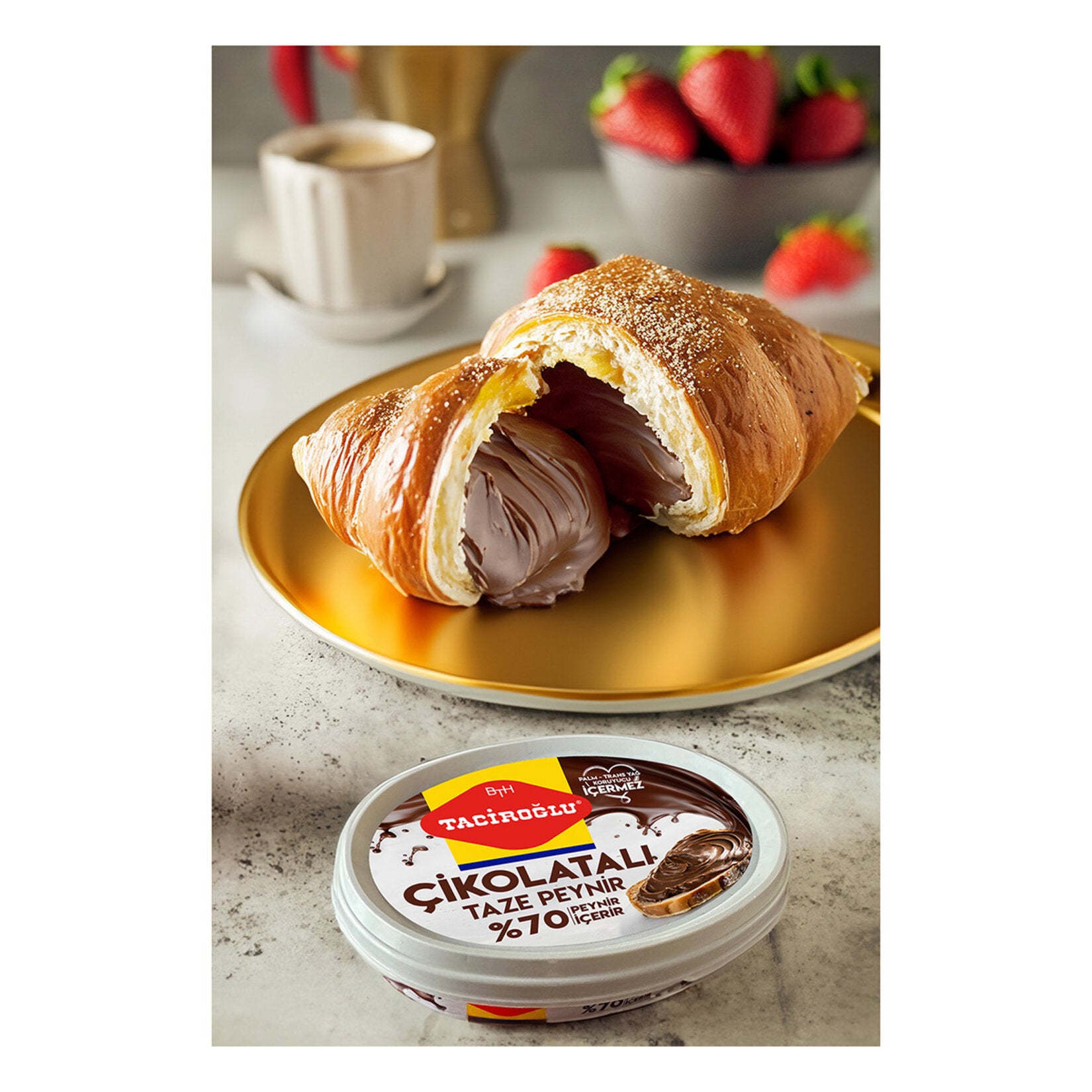 Taciroglu Cikolatali Yarim Yagli Taze Peynir brings together the smooth texture of fresh cream cheese and the rich taste of milk chocolate for a unique Turkish breakfast favorite.