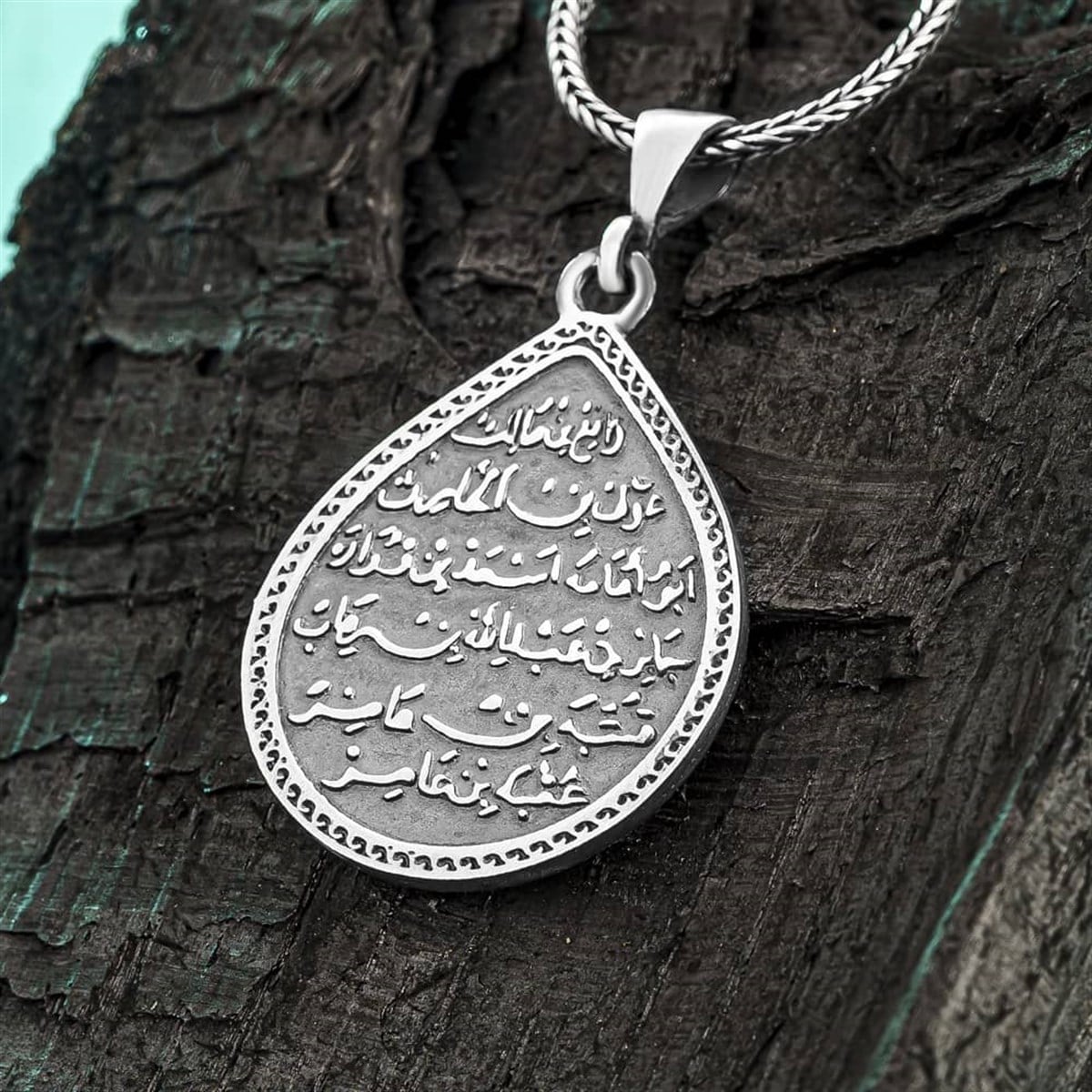 Rooted in centuries of spiritual tradition, this Turkish Sterling Silver Necklace with Kitmir Prayer features a meaningful drop motif engraved with the revered Kitmir prayer.