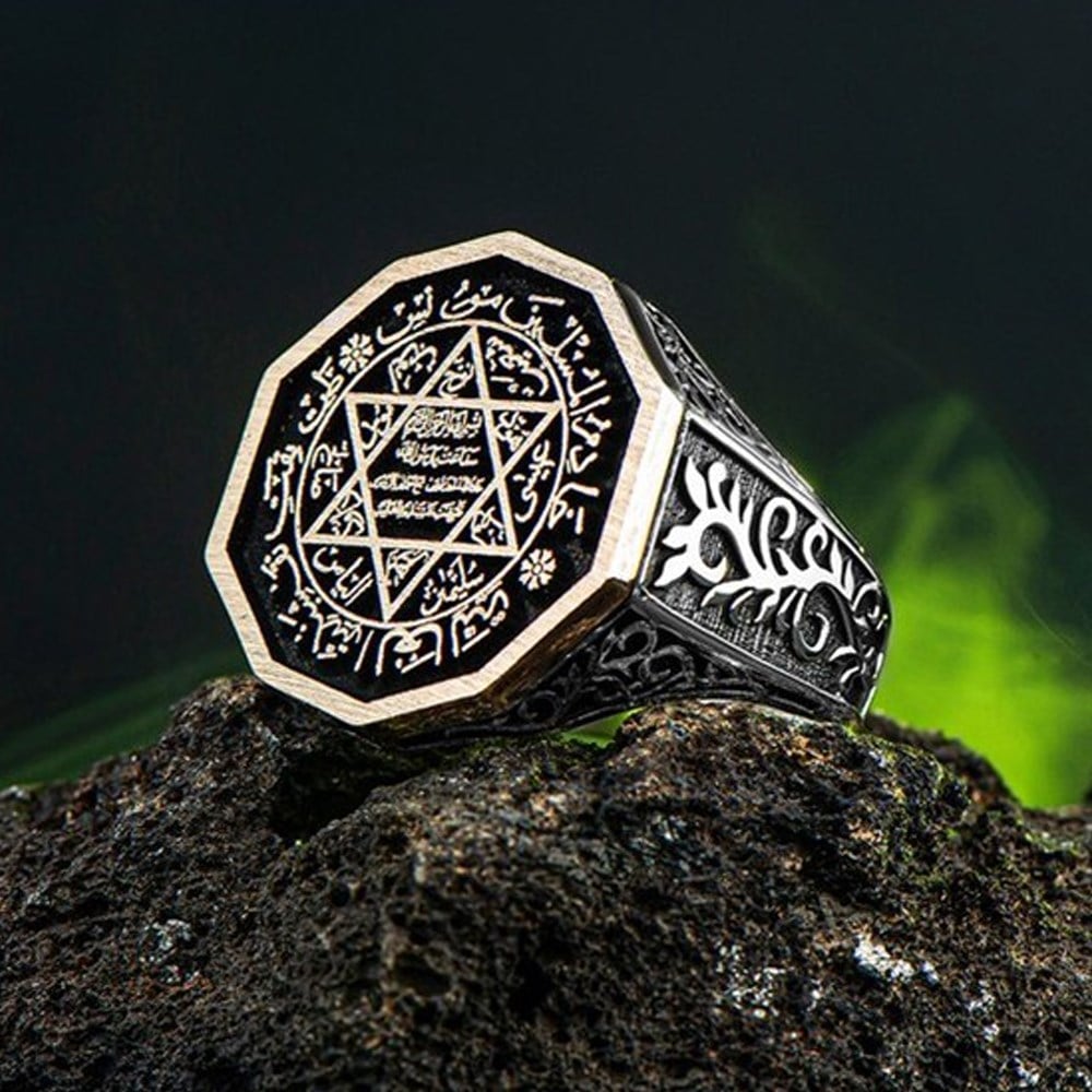 Rooted in centuries of spiritual artistry, this Turkish Sterling Silver Ring with Seal of Solomon features the revered six-pointed star known as the Seal of Solomon (Muhr-u Suleyman).