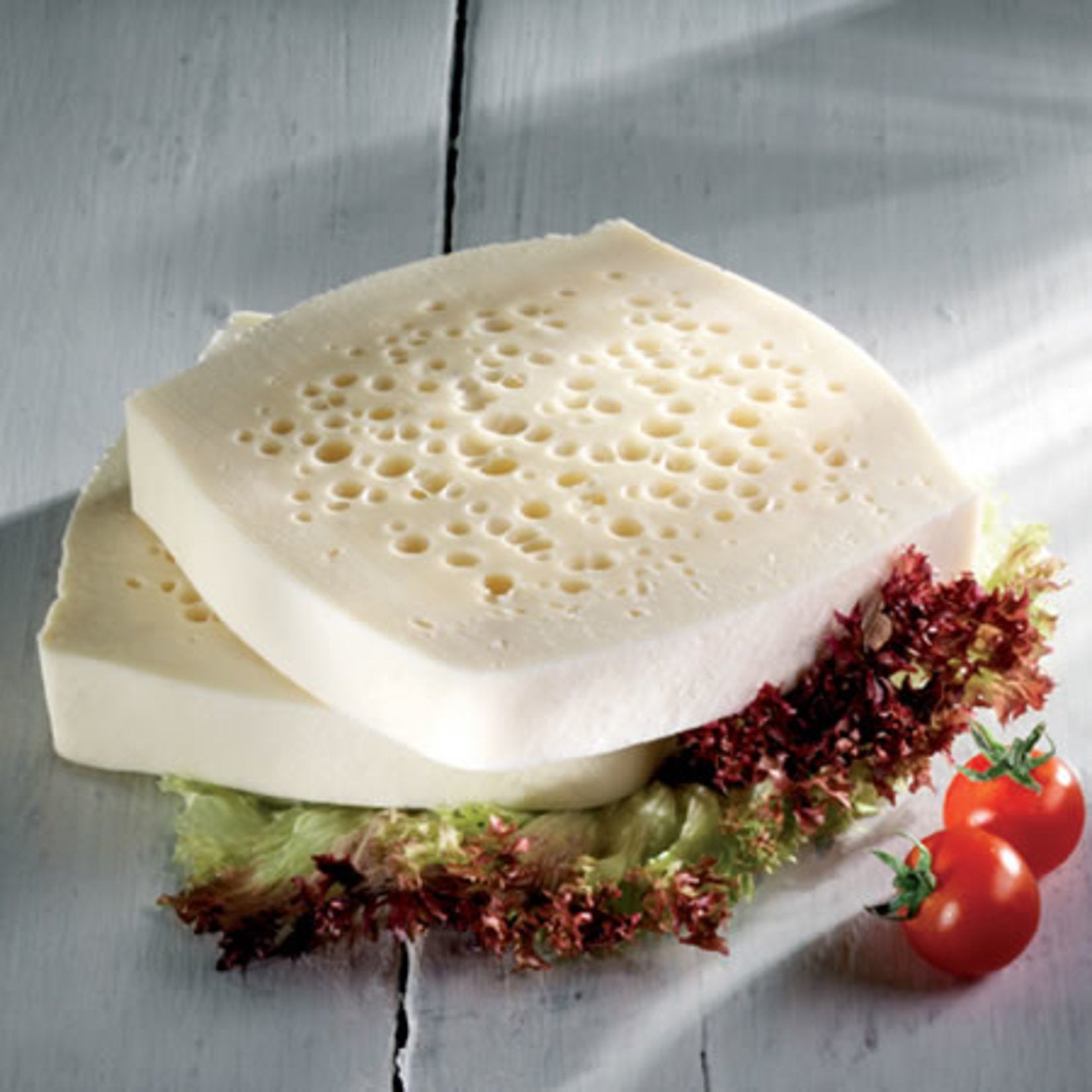 Unal Ciftligi Manyas Cheese (Eski Kelle) is a traditional full-bodied cheese from the Manyas region of Türkiye, crafted using a seasonal blend of fresh cow, sheep, and goat milk.